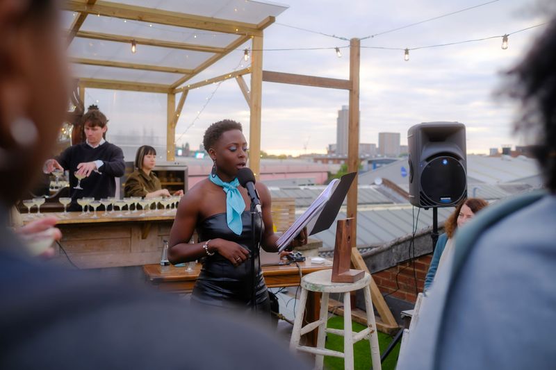 Girl performing on queensrollahouse roofterrace