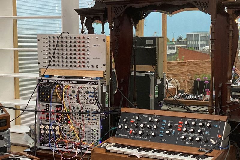 Synthezisers composition on Queensrollahouse roof terrace