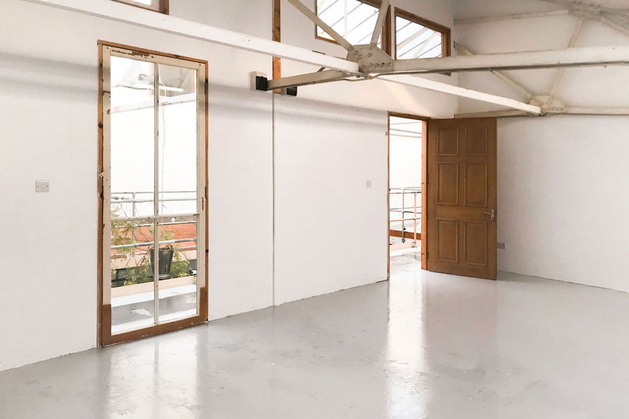 Image of the inside of an empty studio at Queensrollahouse